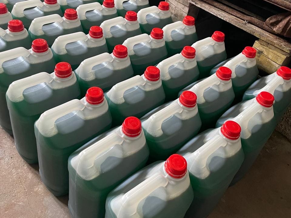 Bidones de 5 litros de jabón líquido de fabricación propia